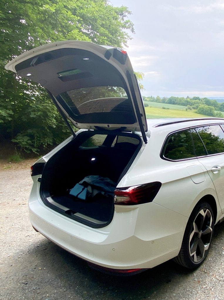 Neu auf der Straße:               Skoda Superb   Combi iV