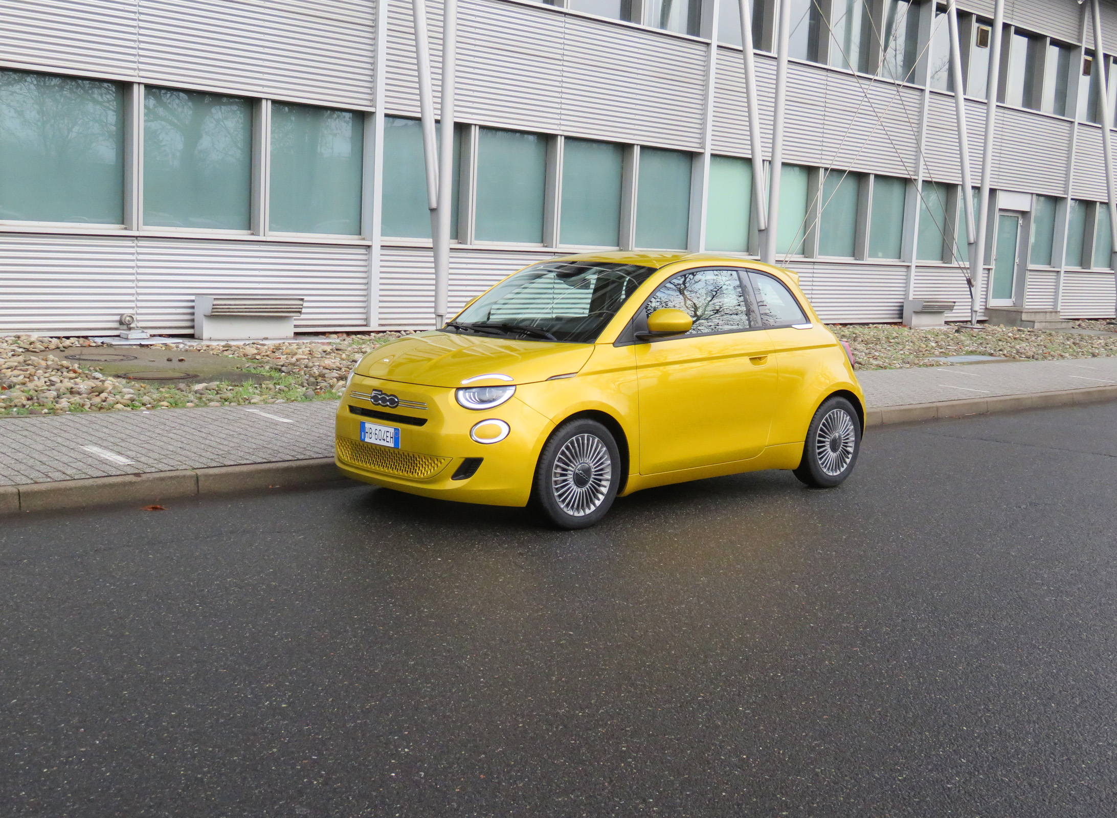 Neu auf der Straße: Fiat 500 Hybrid