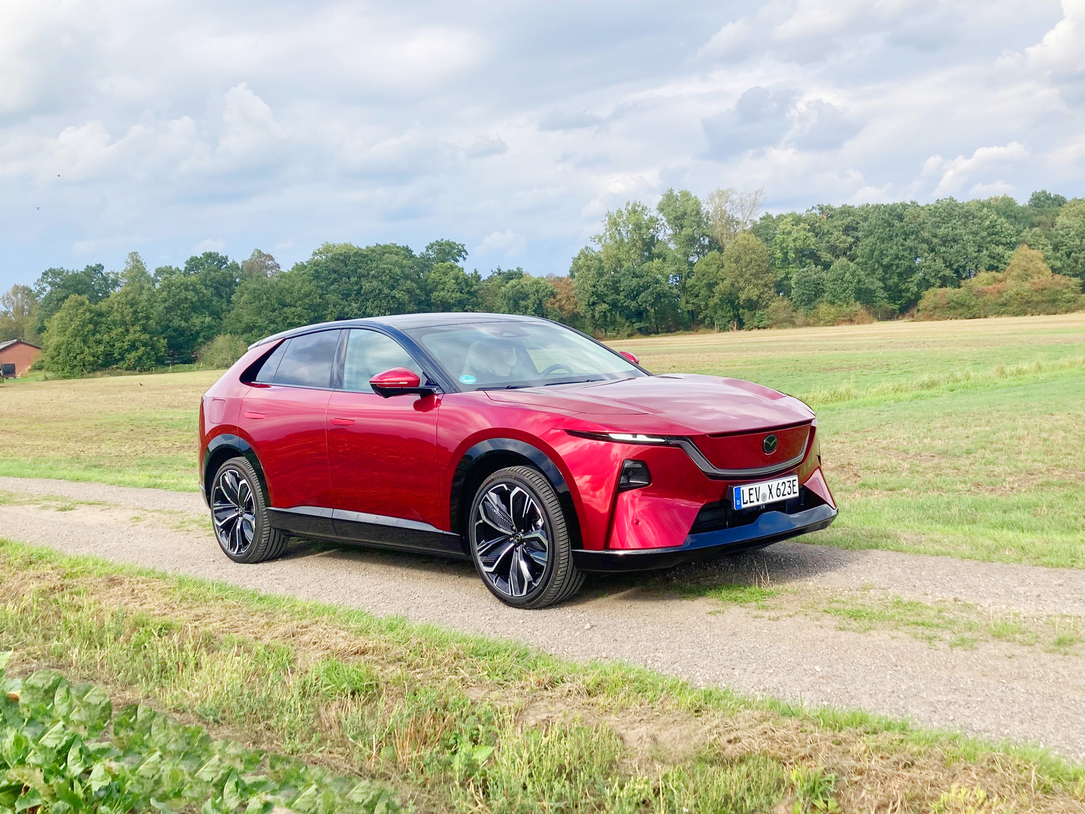 Neu auf der Straße: Mazda CX-6e